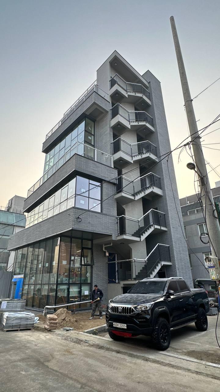 송파라테라스-RC후부착_완성_전면_발코니계단_세로전경_03.jpg