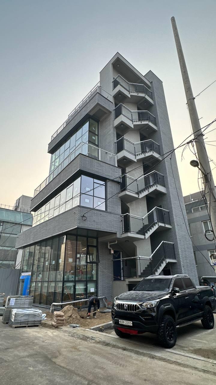 송파라테라스-RC후부착_완성_전면_발코니계단_올려다보기_02.jpg