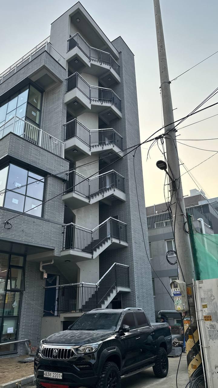 송파라테라스-RC후부착_완성_측면_발코니난간_세로전경_04.jpg